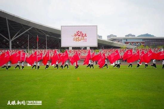 第82分钟，莱奥左路传中，约维奇头球攻门被科斯蒂尔扑出，随后他近距离补射直接踢到科斯蒂尔身上弹出。